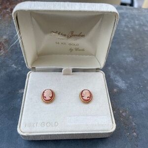 14k Gold Cameo Stud Earrings 1.48g